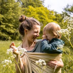 gelber ring sling aus hanf mit toddler