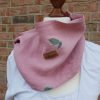rosa ring sling aus hanf handgefärbt getragen