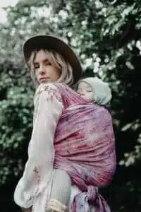 lila-tragetuch-baby-schlafen