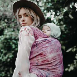lila-tragetuch-baby-schlafen