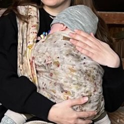 bambino-destra-portando-in-una-fionda-fatta-di-canapa-pianta-magica-foresta-mariblum-portando il bambino