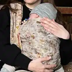 baby-richtig-tragen-im-tragetuch-aus-hanf-pflanzen-zauberwald-mariblum-babytragen-zauberwald