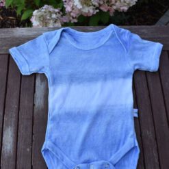 blau-babybody-himmelsstreifen-baumwolle-handmade-indigo-vorne