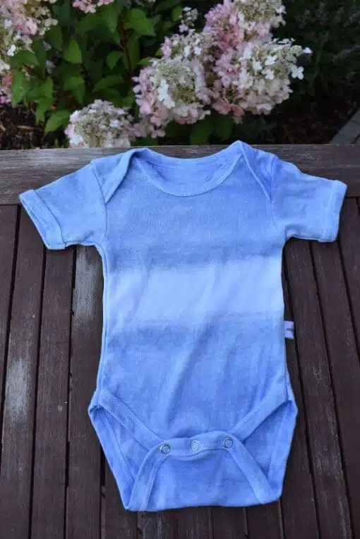 blau-babybody-himmelsstreifen-baumwolle-handmade-indigo-vorne
