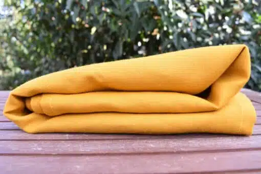 luxueux-jaune-rayonnement-écharpe-de-portage-en-chanvre-mariblum-portage-bébé-brillant-de-soleil