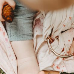 tragetuch-aus-hanf-baby-trageberatung-im-tuch-kiss-from-a-rose