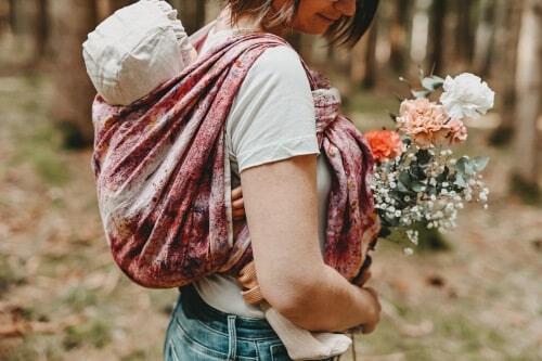 mobil-im-praktischem-tragetuch-aus-hanf