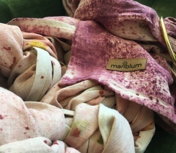 Maman portant son bébé en écharpe – chaque choix renforce le lien