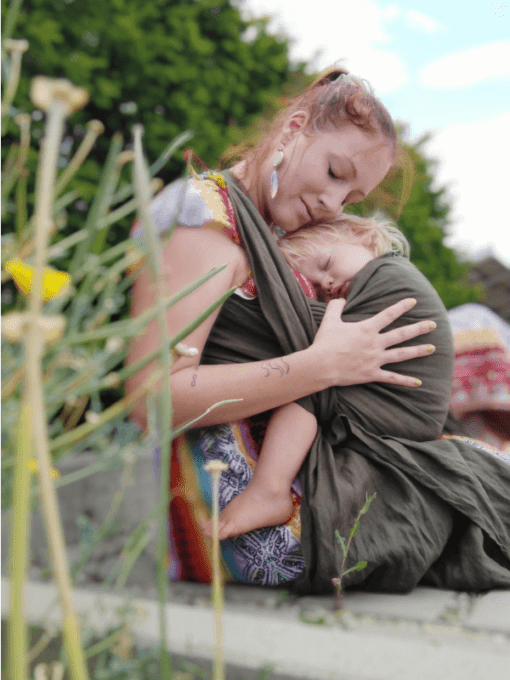 Baby mit Mutter im Tragetuch