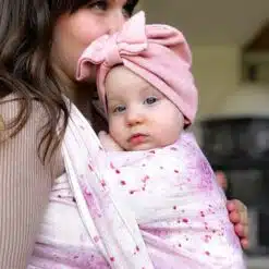 Bacio da una rosa fionda babywearing in canapa rosa