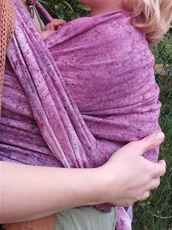 Allaitement avec une écharpe à anneaux