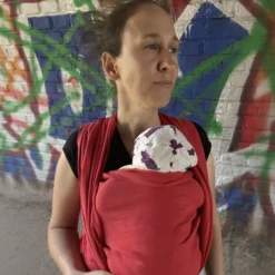 Une écharpe pratique considérée comme une alternative à la poussette