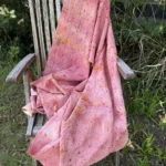 Detailansicht des rosa zarten Babytragetuches aus Hanf