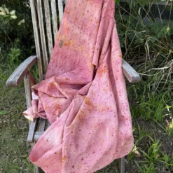 Detailansicht des rosa zarten Babytragetuches aus Hanf